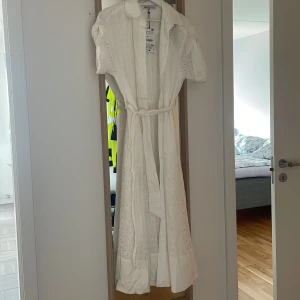 Klänning zara - En fin elegant sommarklänning från zara, storlek S. Helt oanvänd. Nypris 859, mitt pris: 400kr