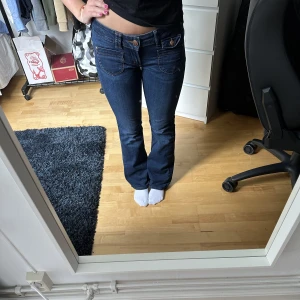 Only jeans - Supersnygga lågmidjade jeans från Only men jättesnygga fickor!! Mörkblå☺️