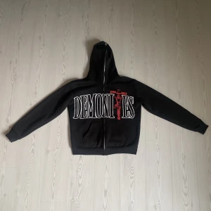 Demonites Hoodie - En hoodie från märket Demonites som köptes förra året och blev slutsåld direkt. Väldigt eftertraktad och helt oanvänd och säljs därför. Kom privat vid frågor och annat!