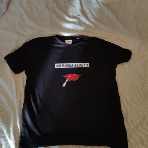 Odz tisha - Odz tisha sitter som en Large