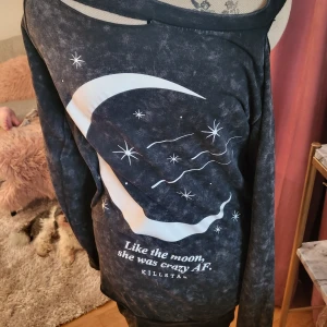 Killstar klänning - Killstar klänning i kite "oversize" stil. Sitter riktigt snyggt på och de "upprivna" detaljerna passar verkligen. Klänningen är Storlek XS men passar S också. Rökfritt hem.