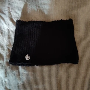 Corvidae beanie - Corvidaes första mössa som de sålde. Sitter löst och har en enamelpin man kan ta av och fästa på andra plagg