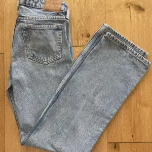 Jag säljer dessa snygga blåa jeans ifrån weekday i storlek 25/32. De köptes i julas för 600 kr, de har inga defekter. Färgen visades jätte dåligt på bild så tog en bild från hemsidan. Tryck gärna på köp nu!   