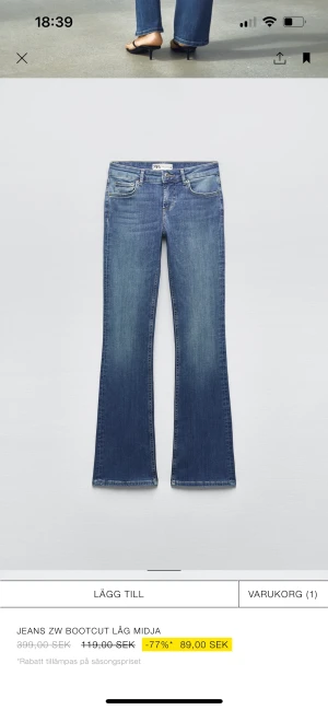 Zara jeans - Blå lågmidjade jeans från zara. Använda ca 5 gånger så nästan nya💗