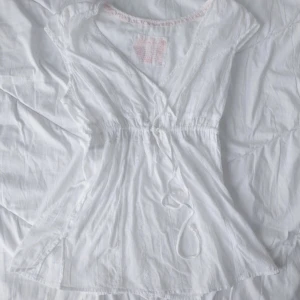 söt topp - jätte söt topp man knyter vid midjan i bra skick utan skador💕