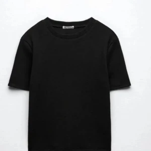 Svart stickad tshirt  - -