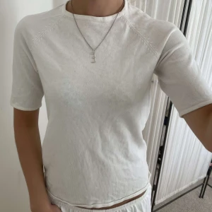 Stickad tshirt - Stickad T-shirt från hm som aldrig är använd, nyskick! 🌸 Frakt tillkommer