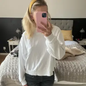 Vit Sweatshirt från Weekday i jättebra skick💕 Storlek S. Använd gärna köp nu! 