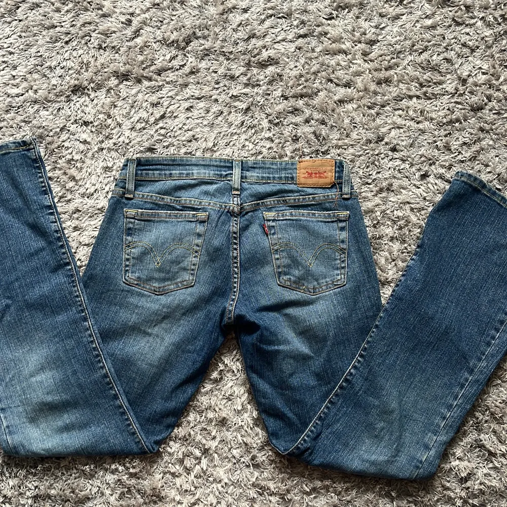 Lågmidjade boot cut jeans från Levis. Har tyvärr inte använt de så mycket så därför säljer jag. . Jeans & Byxor.