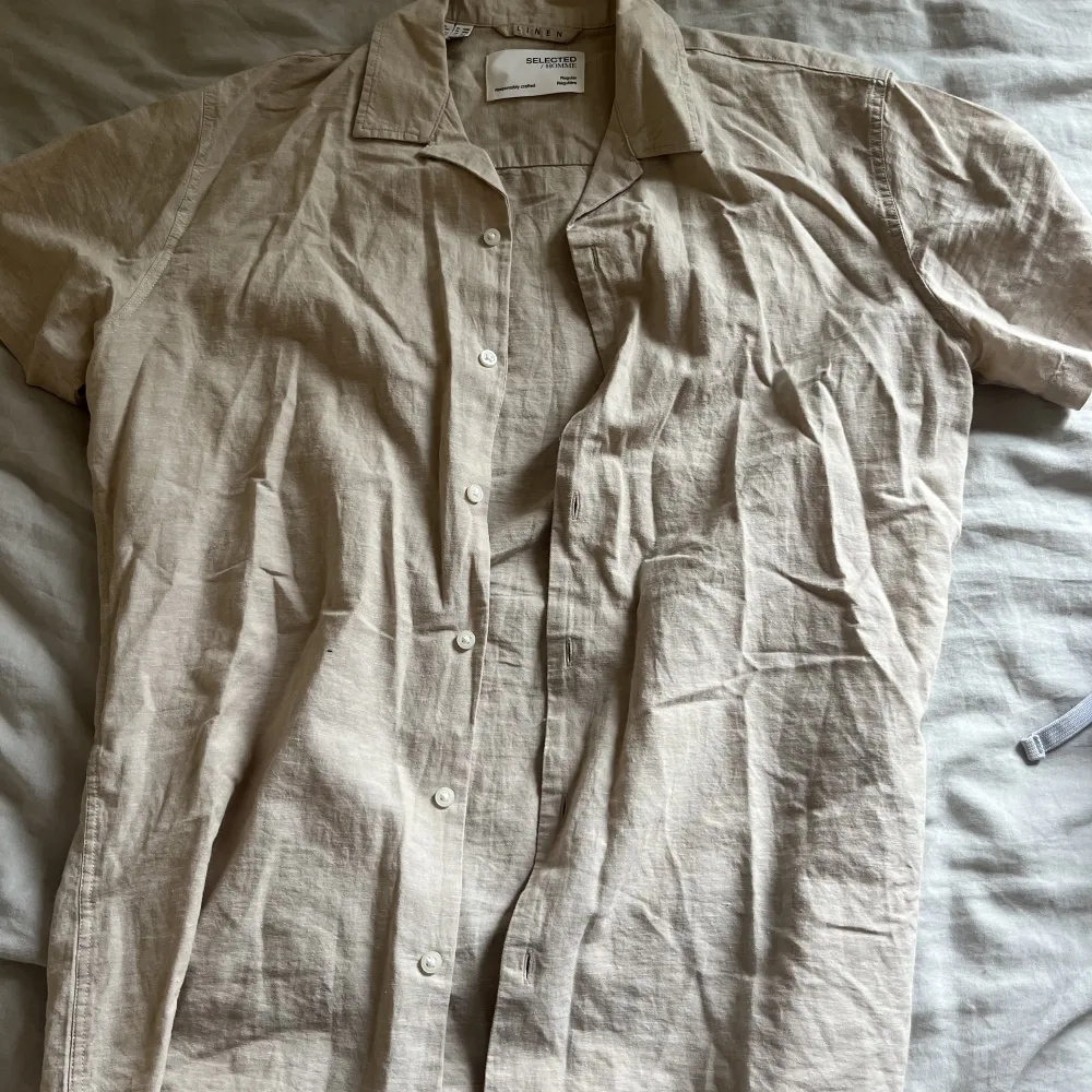 Beige skjorta i nyskick, använt fåtal gånger, nypris 350 kr . Skjortor.