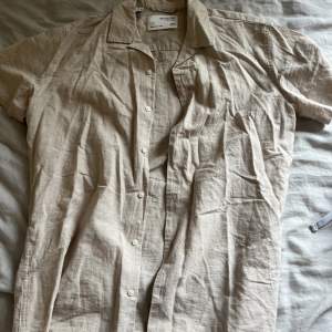 Beige skjorta i nyskick, använt fåtal gånger, nypris 350 kr 