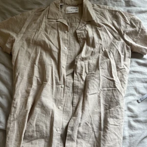 Skjorta selected homme - Beige skjorta i nyskick, använt fåtal gånger, nypris 350 kr 