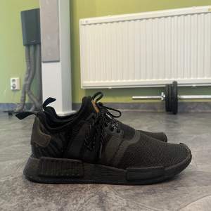 Tja säljer min gamla adidas nmd som är i storlek 43 och är i skick6-7/10 med en liten färgskärm på sidan. Skriv gärna vid intresse frågor.