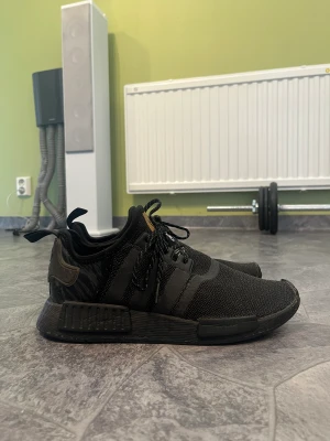 Adidas NMD Svart - Tja säljer min gamla adidas nmd som är i storlek 42 1/2 och är i skick6-7/10 med en liten färgskärm på sidan. Skriv gärna vid intresse frågor.