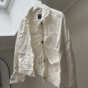 Jeansjacka  - Jeansjacka med coola detaljer! Stryker den innan jag skickar! 