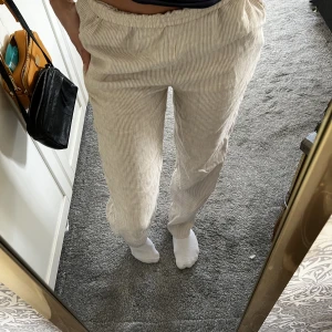 Linnebyxor design by si - Jättefina beigea randiga linnebyxor från design by si.💘säljer då de inte kommer till användning🤍använd fåtal gånger, superfint skick.💘storlek S. Nypris 529 mitt pris 250 men kan diskuteras vid snabb affär