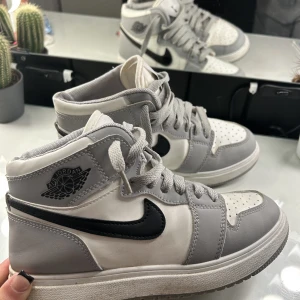 Jorden  - Ett par nya jorden som jag har använt 1-3 gånger, de är från Turkiet jag köpte de för 900kr men säljer de för 350kr. De har också alla detaljer som den äkta så man kan inte se nån skillnad mellan de och de äkta. De är i storlek37 men passar 36 o tror 38