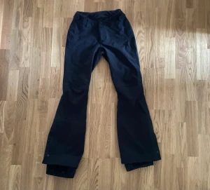 Överdragsbyxor - Överdrag i svart, skidbyxor i nyskick