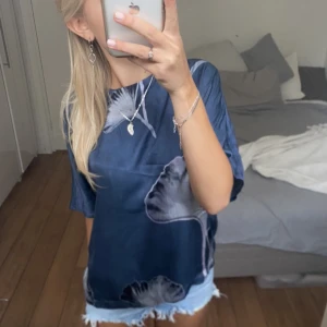 Blus - Säljer denna blåa blus/topp. Har du någon fråga är det bara att höra av dig🫶🏻