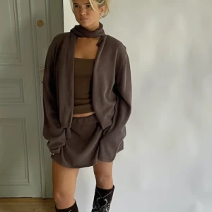 Djerf avenue cardigan - Säljer nu min Djerf avenue buttom up cardigan i en super fin brun färg. Använd 2 gånger. Storlek Large. 