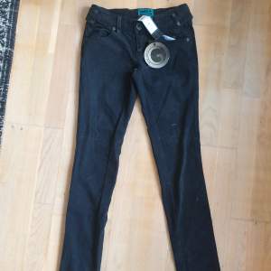 Svarta jeans från Gina tricot. Oanvända med lappar kvar. Storlek 24/32.