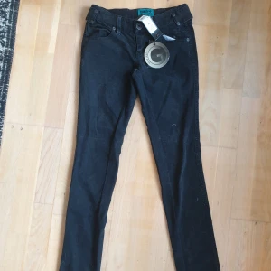 Svarta jeans  - Svarta jeans från Gina tricot. Oanvända med lappar kvar. Storlek 24/32.
