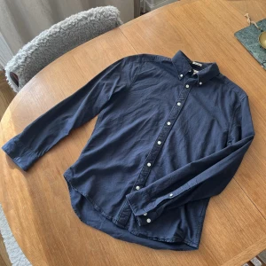 Stilren Oxford-skjorta (mörkblå) - Klassisk skjorta i Oxford-modell. Från East west. Storlek medium i slim fit. Snygg till vardag och även tillställningar 🎉