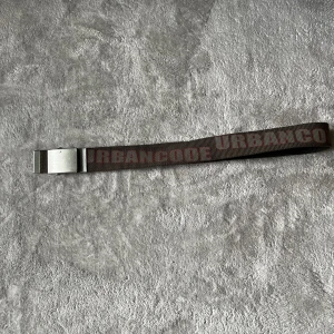 Tygbälte urbancode - Snyggt bälte med trycket ”urbancode”  som mäter ungefär 80-85cm. Glöm inte kolla in min profil och följ för mer kläder😊 pris kan alltid diskuteras