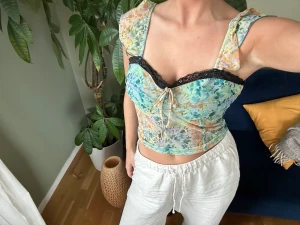 Topshop mesh topp - Supersnygg topp jag tyvärr aldrig fått användning för. Storlek M men skulle säga att den passar både S-L beroende på hur tajt man vill att den ska sitta. Köparen står för frakten🥰