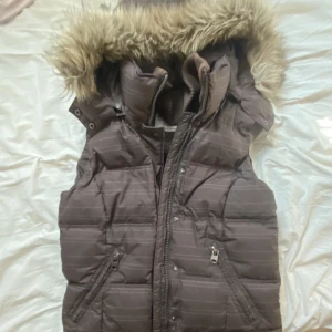 Väst - Skriv innan du trycker på köp nu ifall fler är intresserade