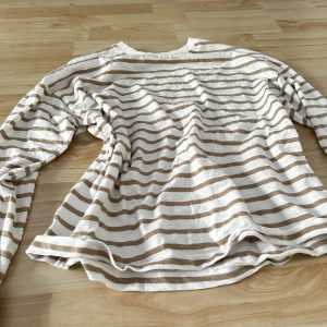 Basic vit tröja med beiga sträck - Tröja från kappahl som jag använt endast en gång!