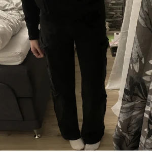 Cargo byxor - Svarta cargo byxor i strl Xs/34. Använts ett par gånger men är fortfarande i mycket fint skick. Nypris:399 Mitt pris:150 120kr för direkt köp!!!!