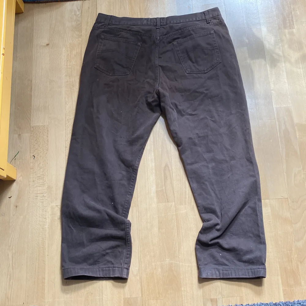 Ett par bruna byxor från märket UpGrade Sport, lite för stora för mig. Små defekter förekommer vid 3:e bilden och precis under vänster bakficka. . Jeans & Byxor.