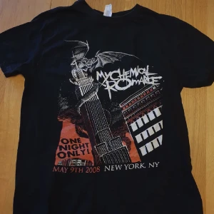 mcr tshirt - tröja strl s, köpt på plick men knappt använd