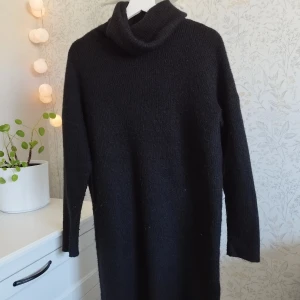 Stickad klänning  - Stickad klänning/ lång tröja. Från Only i storlek L. Knappt använd 