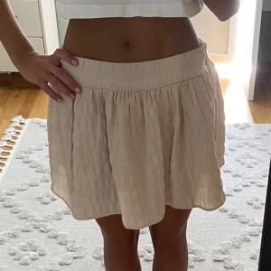 Minikjol - Söt kjol med inbyggda shorts, bra skick😊