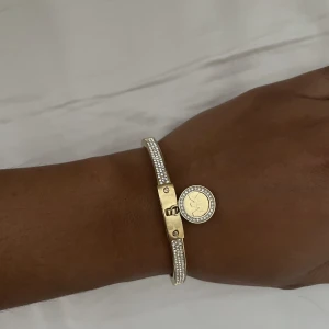 Michael kors - Stelt Michael kors armband i guldpläterat silver. Givetvis äkta och bild på kvitto kan fås då det är fler varor på kvittot.  