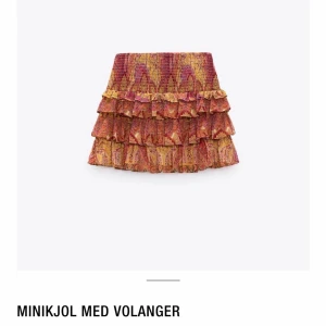 Söker! - Tänkte kolla om det är någon som säljer sin zara kjol i str S/M! (Alltså den på bilden) för ett rimligt pris!💕 svarar på alla frågor som skickas så snabbt som möjligt! Om det är någon som vill byta kjolen mot något i min shop hade det även fungerat bra!💕☺️
