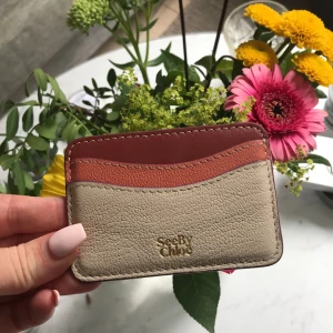 See by Chloé korthållare - Nästan oanvänd. Underbara färger. Intyg och dustbag finns. Inköpt för 1450sek