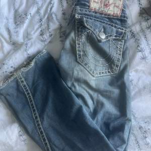 Säljer mina skitsnygga true religion jeans då dom tyvär är för stora för mig.. Skriv gärna om ni undrar något så svarar jag så snabbt ja kan!