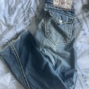 True religion jeans  - Säljer mina skitsnygga true religion jeans då dom tyvär är för stora för mig.. Skriv gärna om ni undrar något så svarar jag så snabbt ja kan!