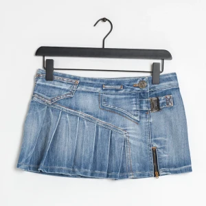 Victoria beckham kjol - Victoria beckham kjol köpt på secondhand! Nyskick i storlek 29. Tryck ej på köp nu utan att fråga! Priset kan diskuteras!