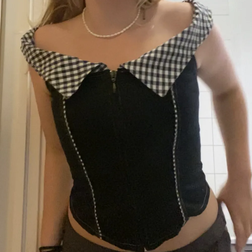 Skitsöt vintage off shoulder top. Lite korsettliknande effekt med dragkedja därframme. Man kan dock ha på den på båda hållen. Köpt på second hand i prag men tyvärr inte min stil längre så därför säljs den💕 står att den är i storlek 0 men skulle säga mer m. Toppar.