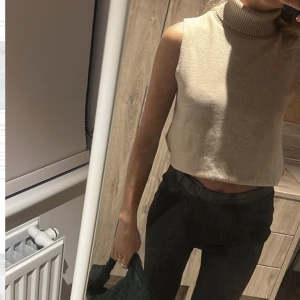 Stickad väst Zara  - Helt ny väst med polokrage i grå. Ljusgrå i verkligheten. Ser mörk ut på bild! 🔥