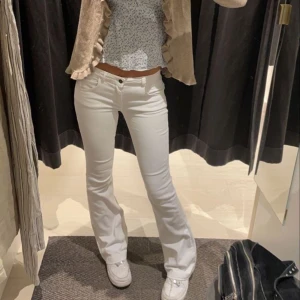 Vita jeans  - Sälger dom här jätte fina jeansen från zara❤️ använd 5 gånger! I storlek 36 