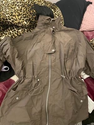 Jacka från gina tricot - Helt ny, oanvänd jacka från Gina Tricot 