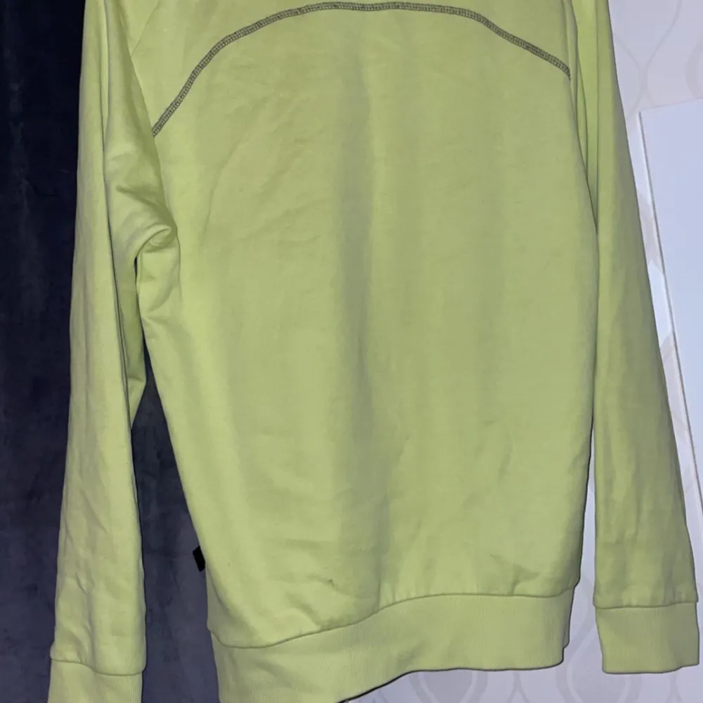 En sällsynt hugo boss tröja i färgen lime grön den är i väldigt bra skick. Storlek S. Hoodies.