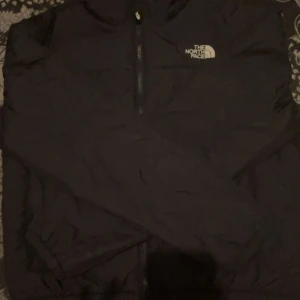 Svart north face jacka - Säljer min north face jacka pga att den har blivit för liten för mig, inga flaws och då tycker jag att de rimligt att den e i 10/10 skick. Den funkar i alla väder och är köpt för 1500kr. Pris går att diskuteras.