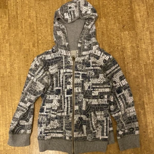 Zipup med mönster  - Coolaste hoodien! Är barnstorlek så lite kort i armarna. Tryck på köp nu<3 