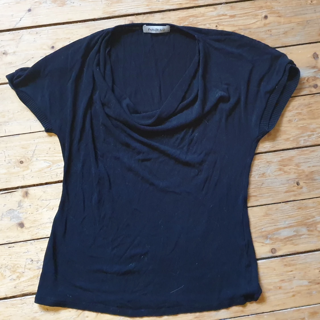 Svart kortärmad top med draperad urringning - 90